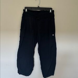 Lululemon Dance Studio Crops
EUC
Black size 6
